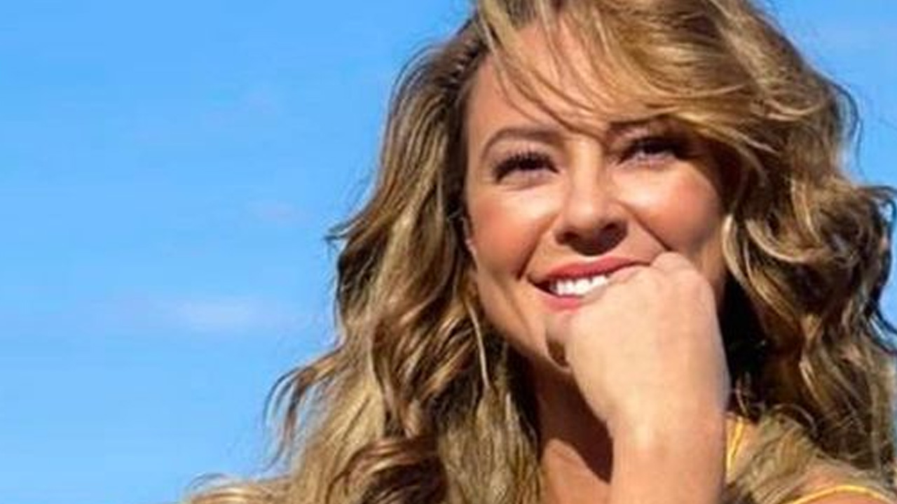 De biquíni cavado, Paolla Oliveira relembra banho de praia e bumbum perfeito rouba a cena: “Olha, uma sereia”
