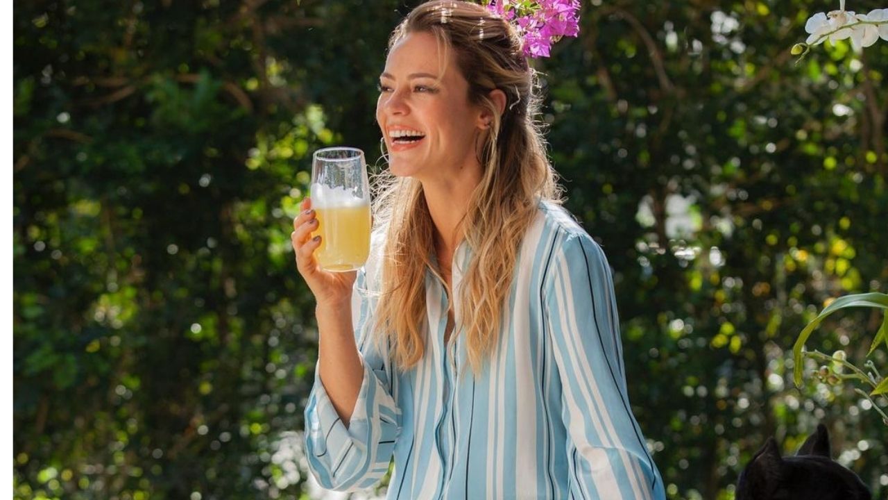 Paolla Oliveira posa belíssima exibindo suas pernas esculturais e esbanja felicidade: “Amo esse sorriso”