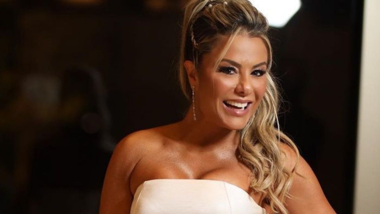 Com microvestido sem alças, esposa de Leonardo causa ao arrematar look com saltão: “Poderosa”