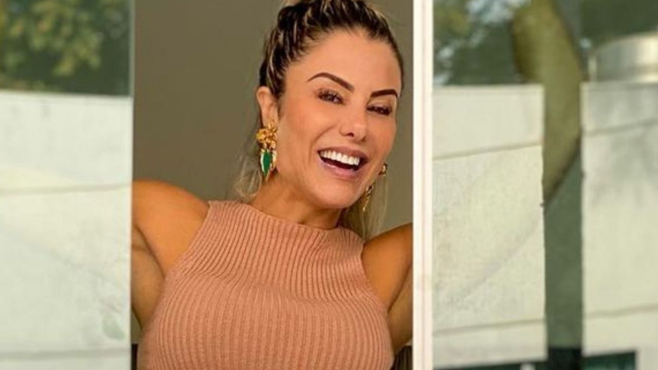 Aos 44 anos, esposa de Leonardo posa de barriga de fora na porta de sua mansão: “Descubra sua própria luz”