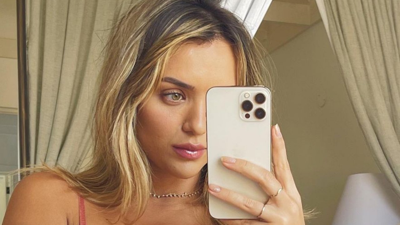 Ex-BBB Rafa Kalimann causa ao eleger lingerie rendada e abusar da sensualidade em sessão de cliques caseiros: “Meu Deus”