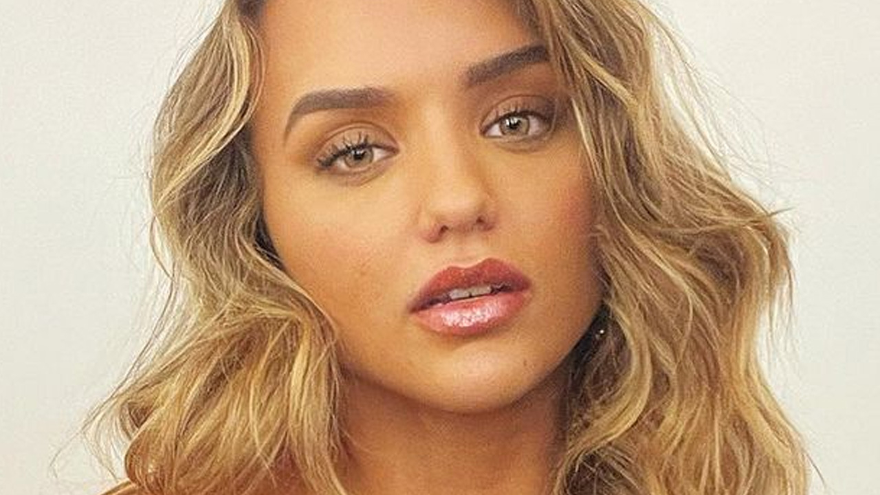Belíssima, ex-BBB Rafa Kalimann deixa manga do roupão cair e arranca elogios dos fãs: “Perfeita”