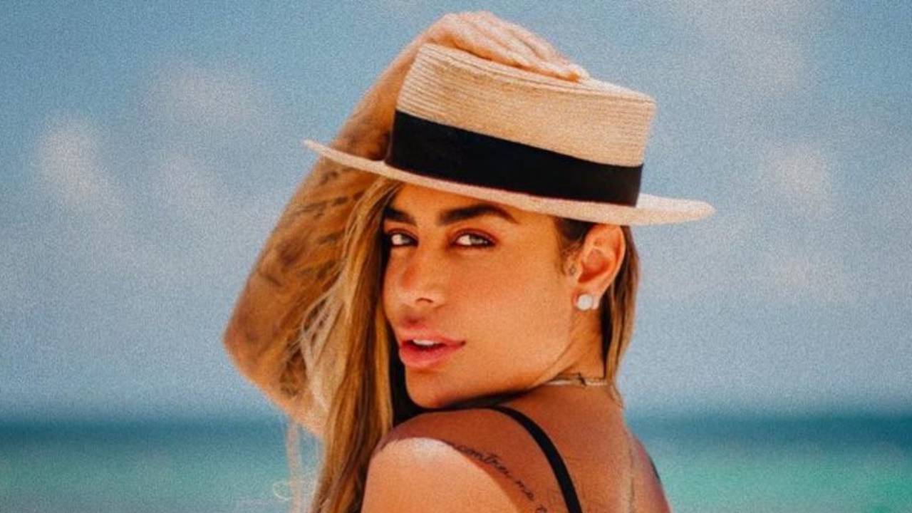 Corpaço! Rafaella Santos empina para a câmera e faz biquíni fio dental sumir em bumbum gigante