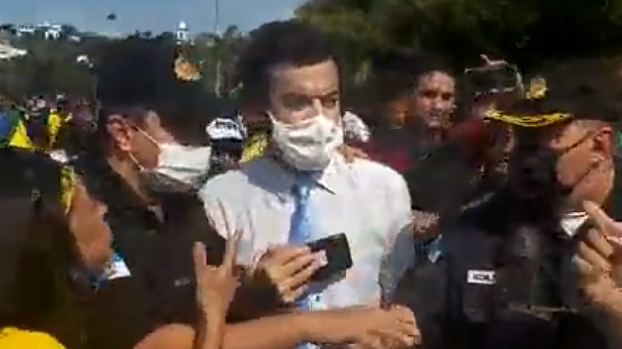 Repórter da CNN Brasil é expulso sob gritos e xingamentos de manifestação em apoio ao presidente