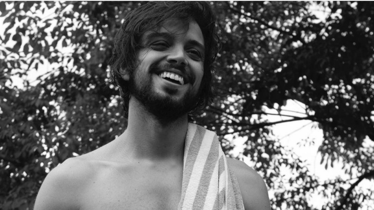 Direto do túnel do tempo, Rodrigo Simas relembra registro ao lado de parceiros de cena de Malhação 2012: “Nostalgia”