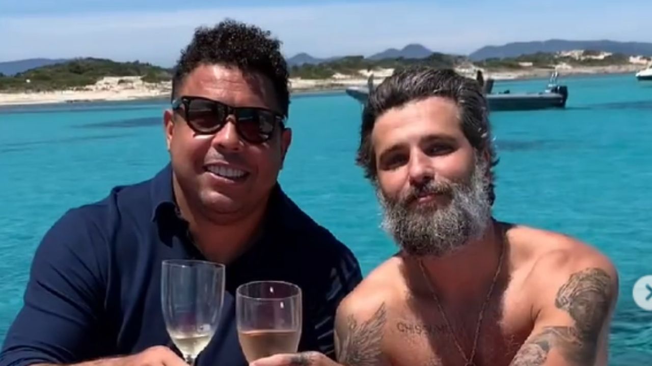 Na Espanha, Bruno Gagliasso e Ronaldo se encontram em luxuoso passeio de barco: “Próximo em Noronha”