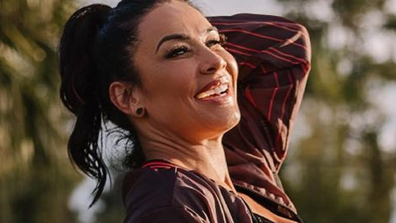 Aos 47 anos, Scheila Carvalho ostenta barriga de tanquinho logo cedo e atrai elogios: “Musa linda”