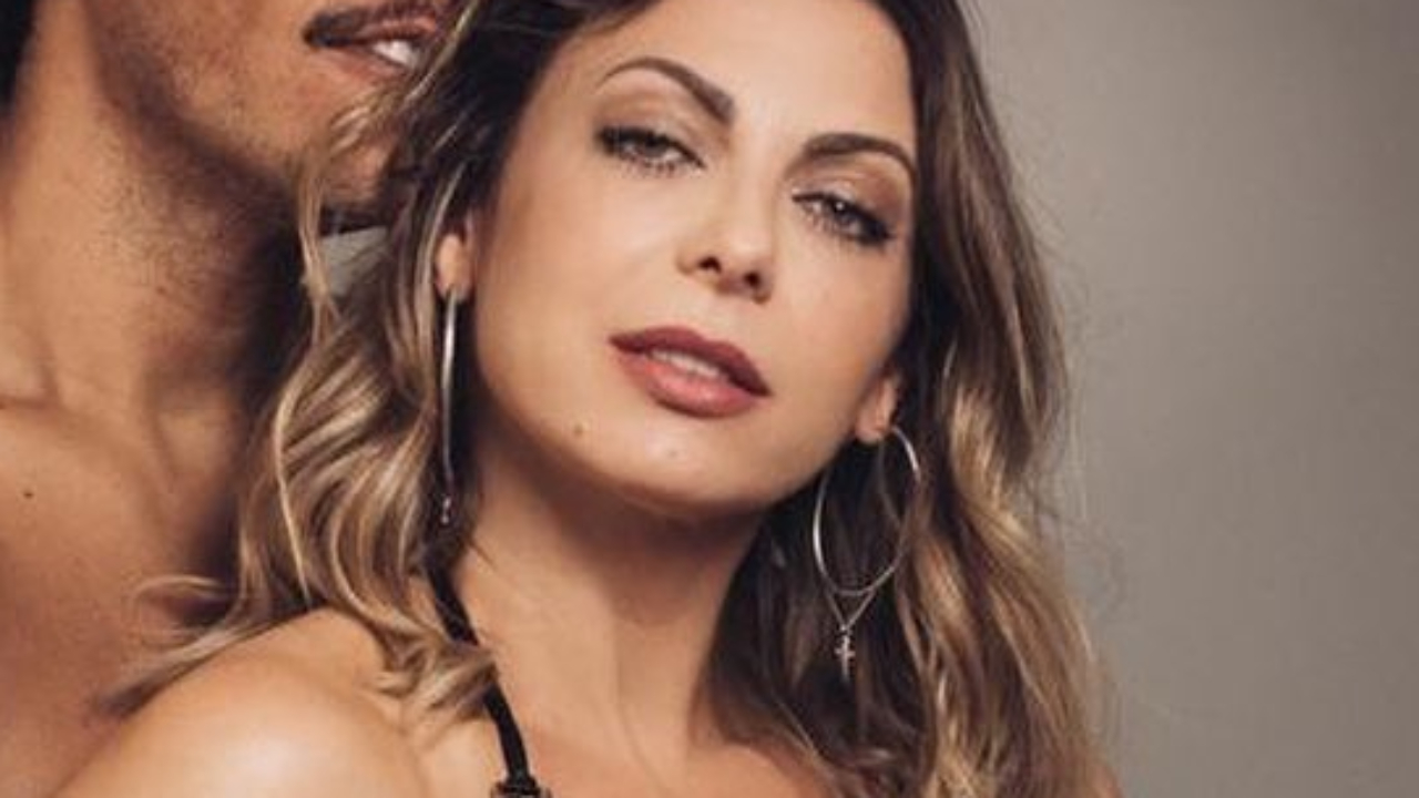 Em clique picante, Sheila Mello parabeniza namorado gato e se derrete: “Privilégio estar ao seu lado”