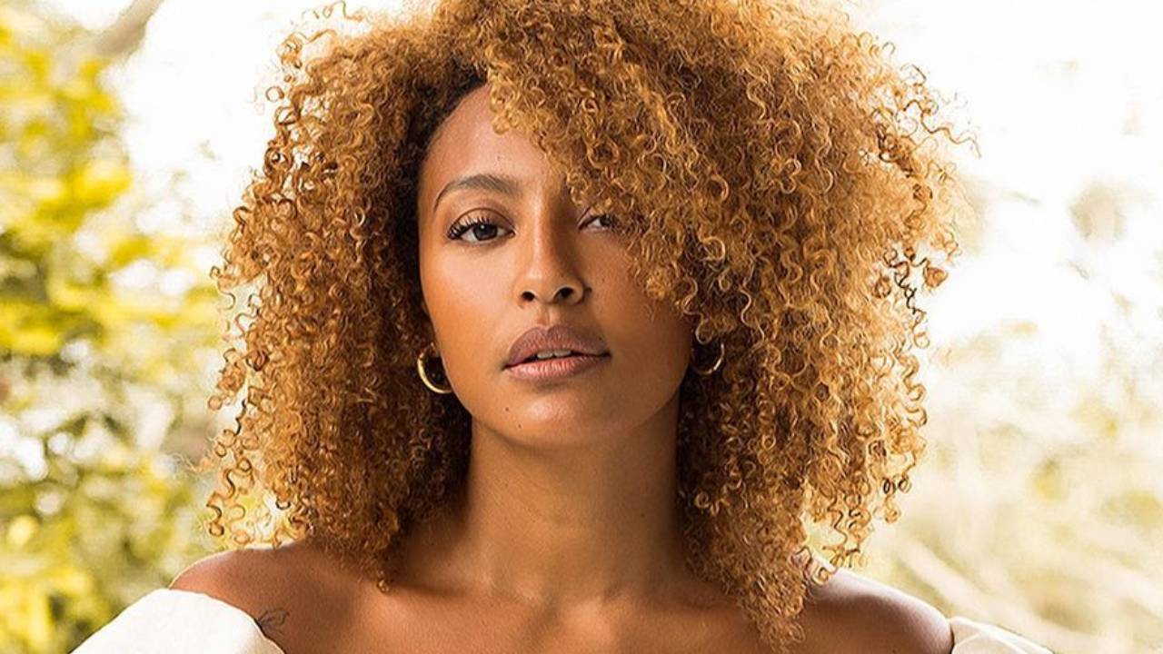 Sheron Menezzes sofre acidente doméstico e precisa levar pontos na perna: “Tirei um talho do joelho”