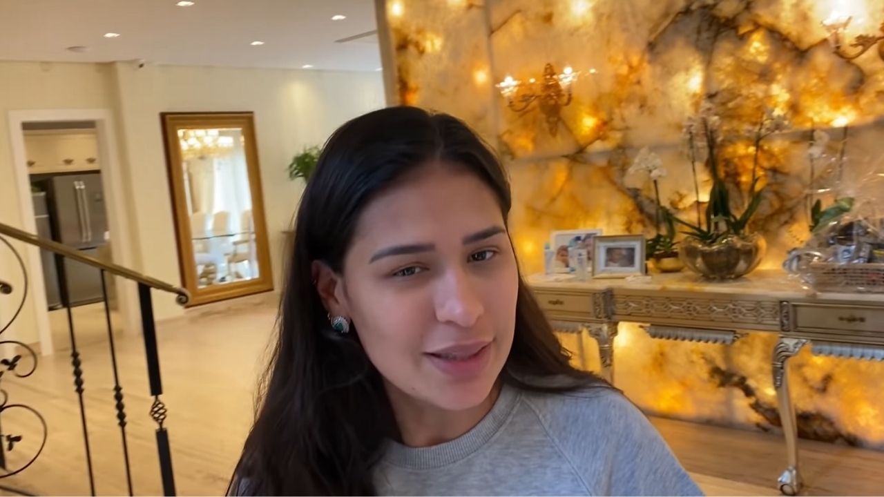 Em sua mansão, Simone Mendes exibe grande coleção de artigos de luxo em closet: “Tinha tanta coisa”