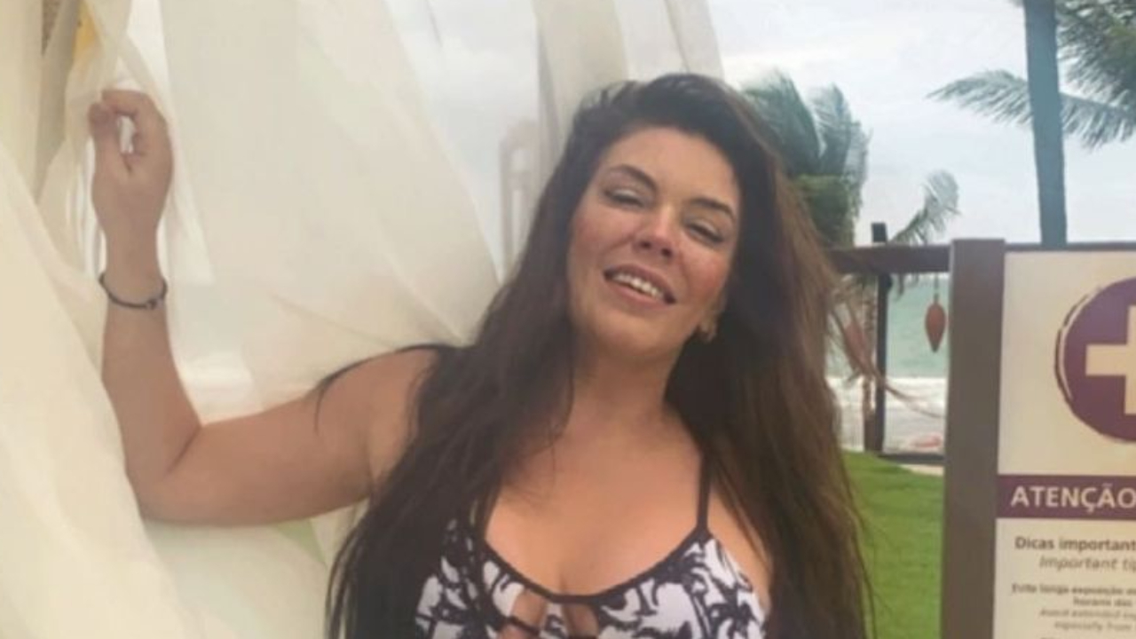 De maiô aberto, Simony dispensa filtros e ostenta corpão privilegiado aos 44 anos: “Mulherão!”