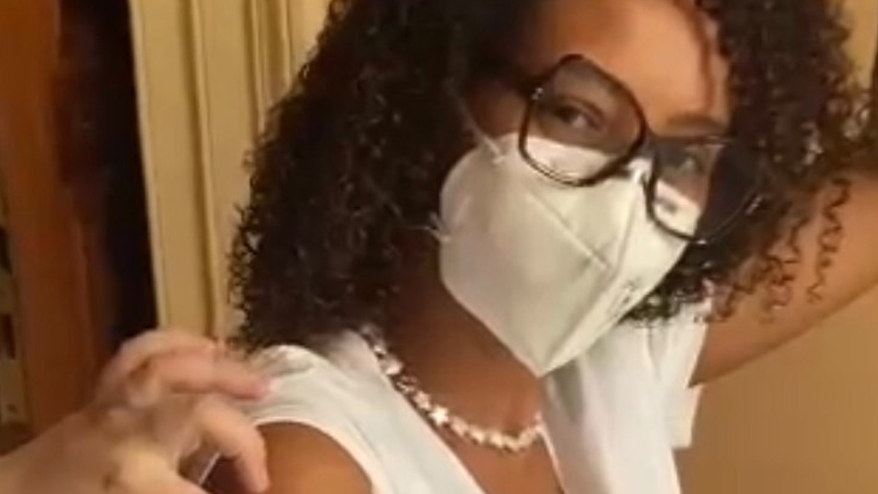 Aos 42 anos, Taís Araujo recebe vacina contra Covid-19 e revela motivo: “Hoje foi meu dia”