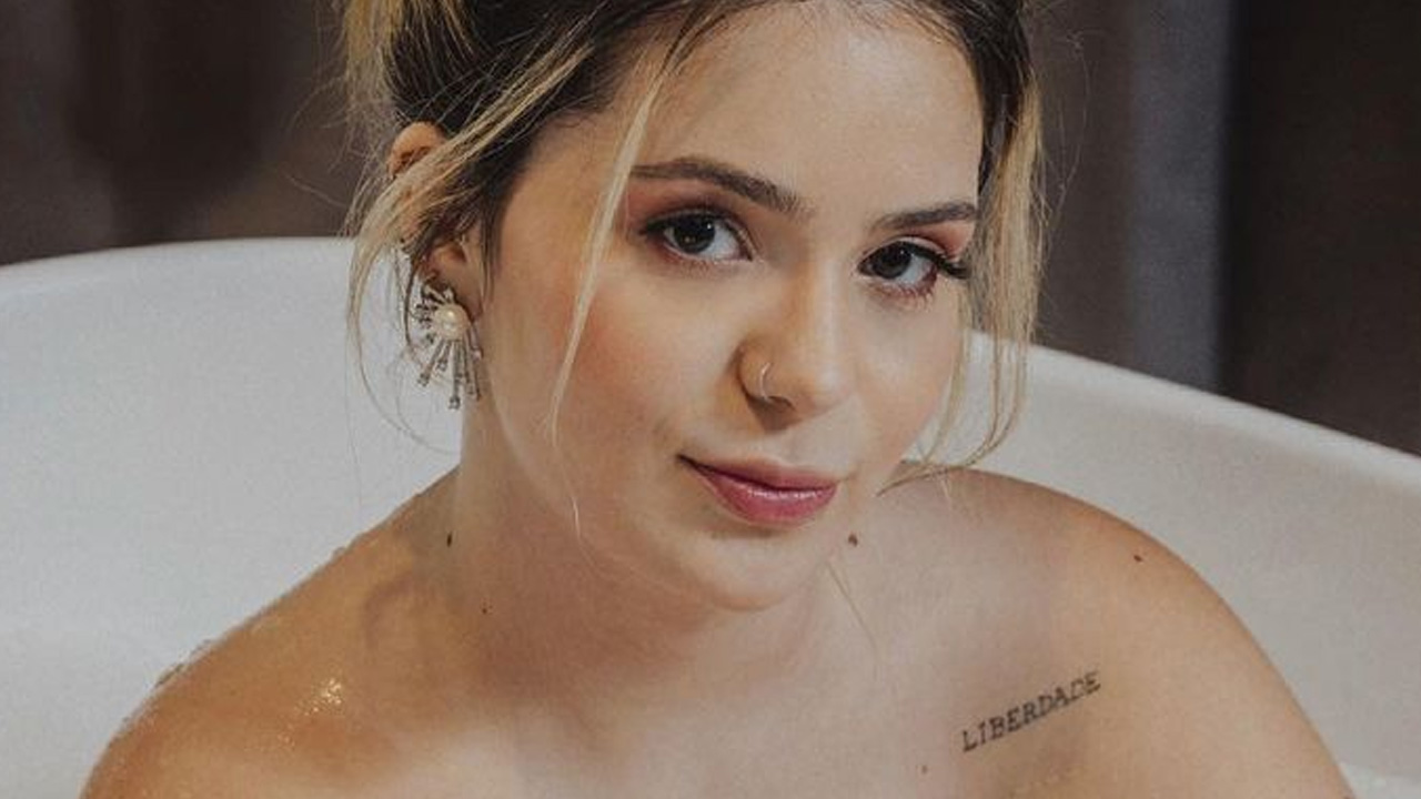 Ex-BBB Viih Tube aparece mergulhada em banheira e faz piada com fama de sujinha: “Tomei banho, satisfeitos?”