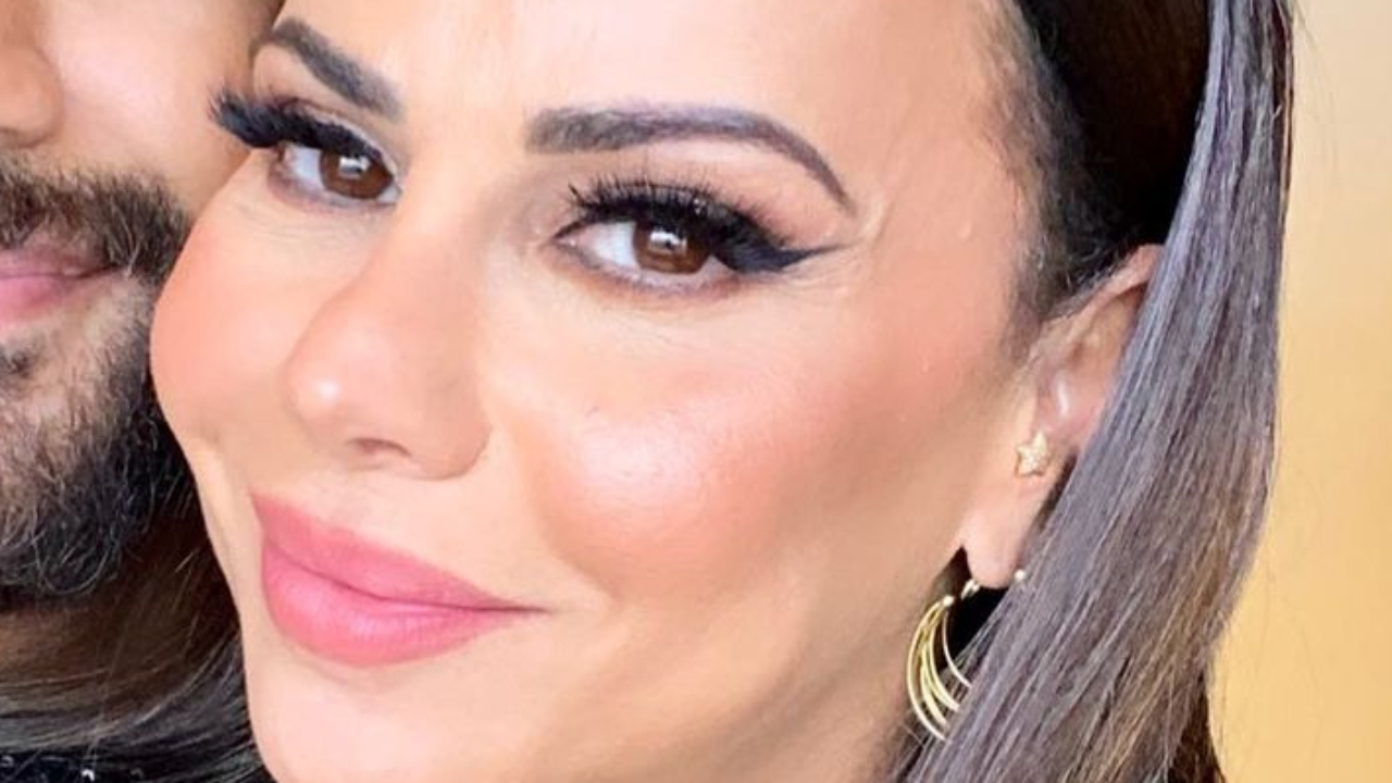 Viviane Araújo posa sorridente e faz declaração apaixonante para o noivo gato: “Eu tenho você”