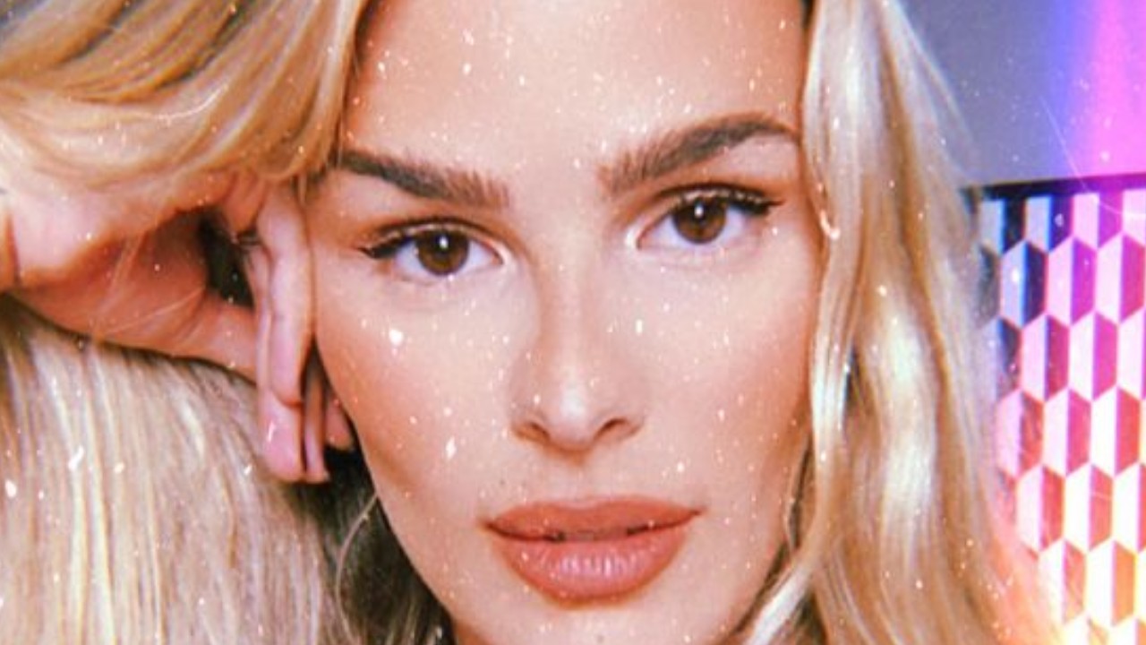 Yasmin Brunet esbanja beleza e shape impecável enquanto renova o bronze em praia australiana: “Não dá”