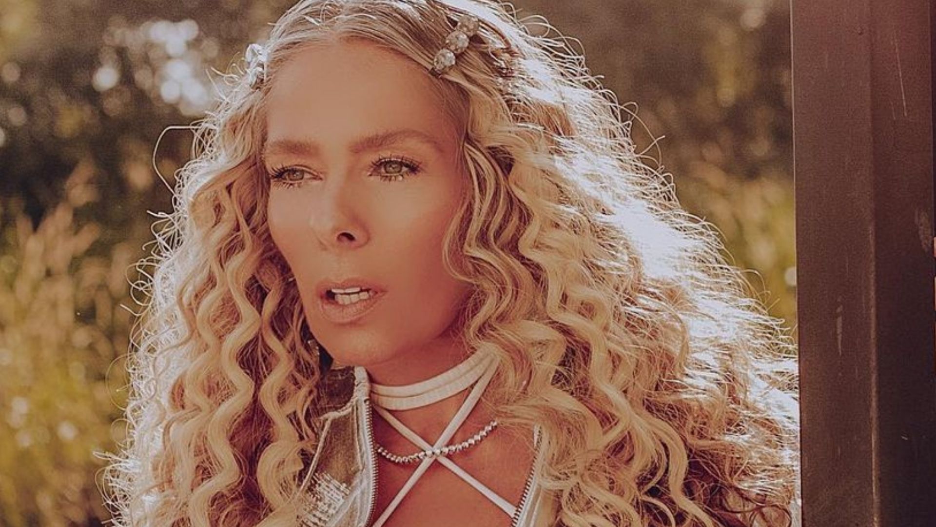 Adriane Galisteu elege conjunto decotadíssimo e exibe barriga chapada: “Gata”