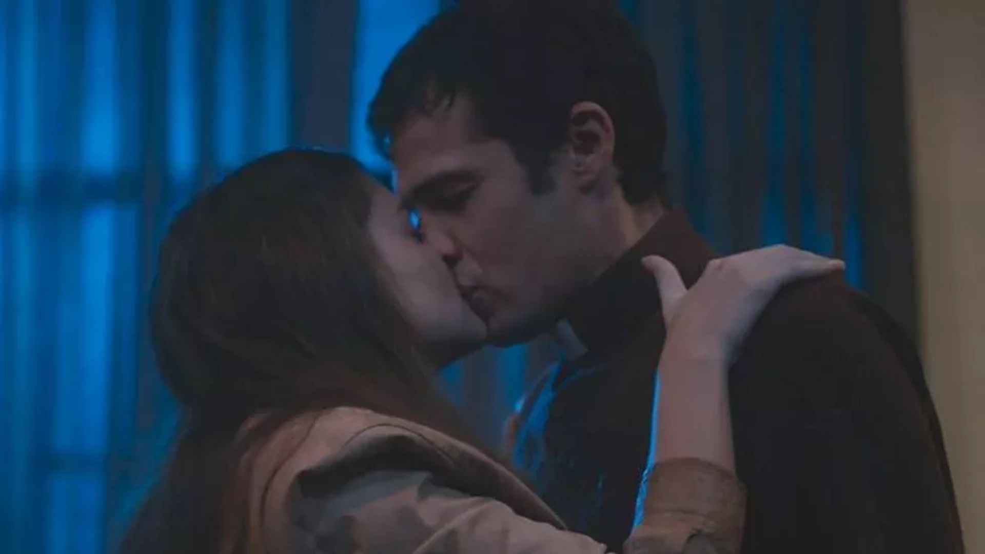 Além da Ilusão: Olívia não resiste e dá beijão em padre Tenório: “Virgem Maria!”