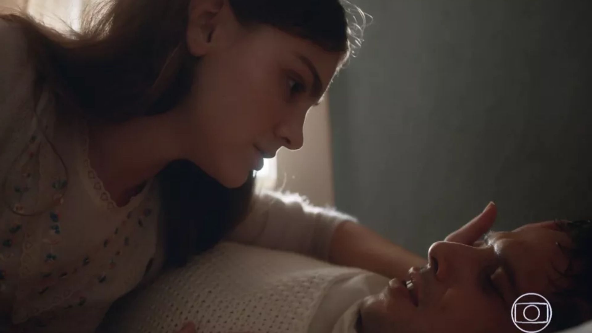 Além da Ilusão: Doente, padre Tenório tem delírios e surpreende Olívia com beijão: “Meu amor”