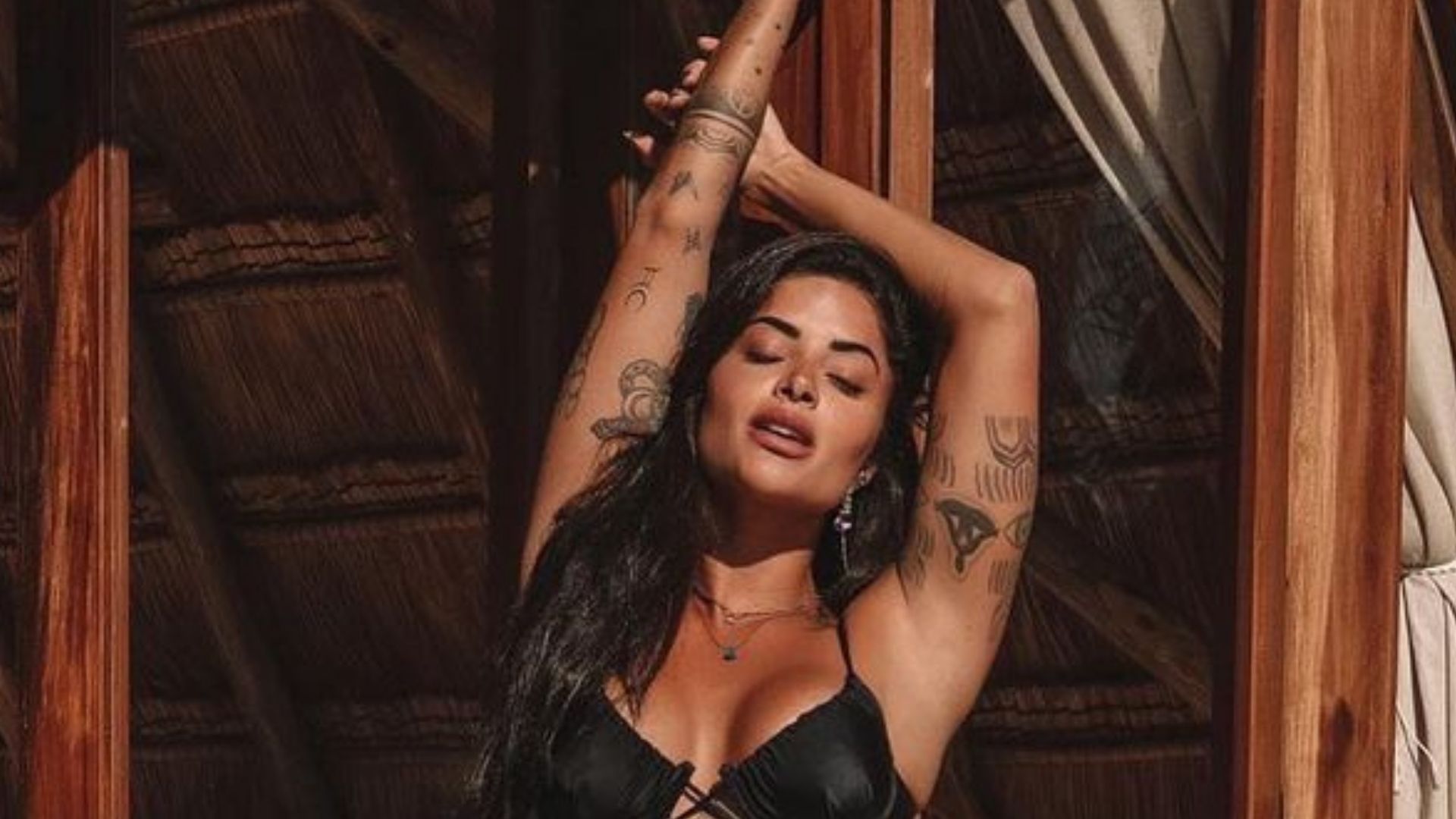 Aline Campos posa de biquíni, exibe virilha sarada e fãs reagem: “Deveria ser crime”