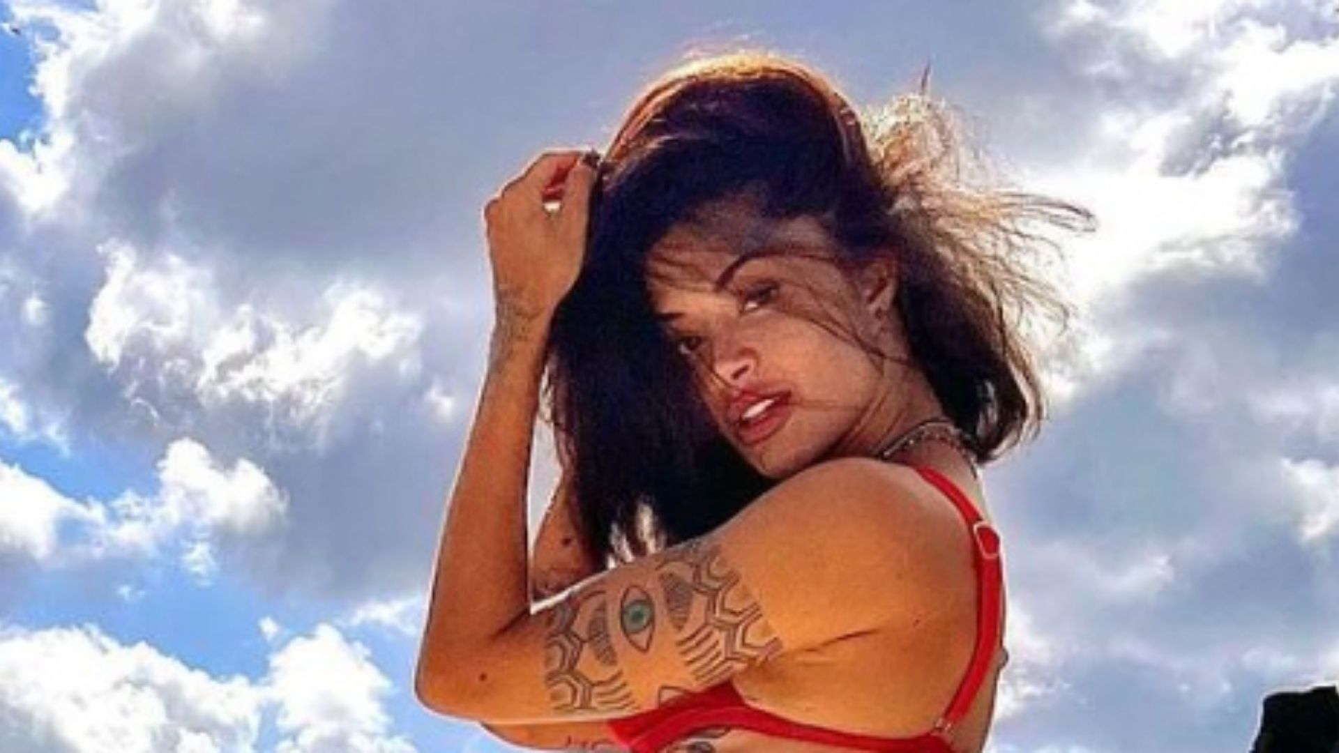Aline Campos surge de fio-dental atoladinho em clique exibindo o bumbum: “Perfeita”