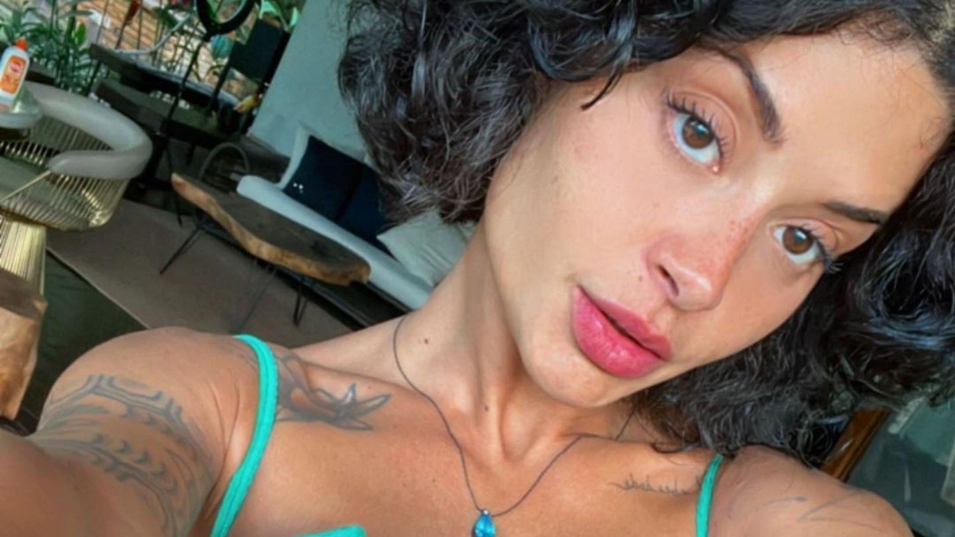 No frio, Aline Campos não se segura e passa o dia de biquíni: “Vou pra sauna”