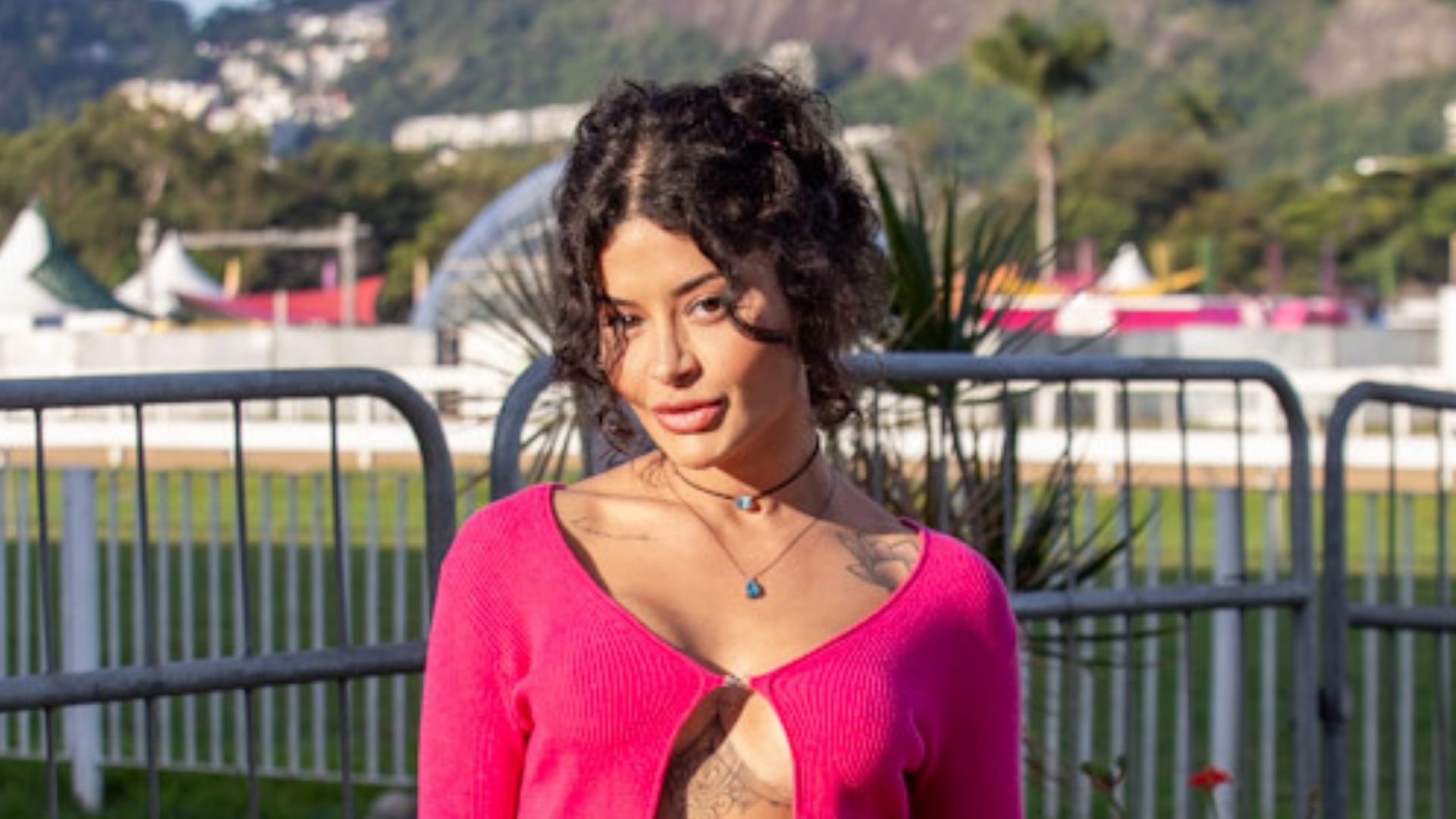 Que corpo é esse? Aline Campos cobre o mínimo possível e surge sem sutiã em evento