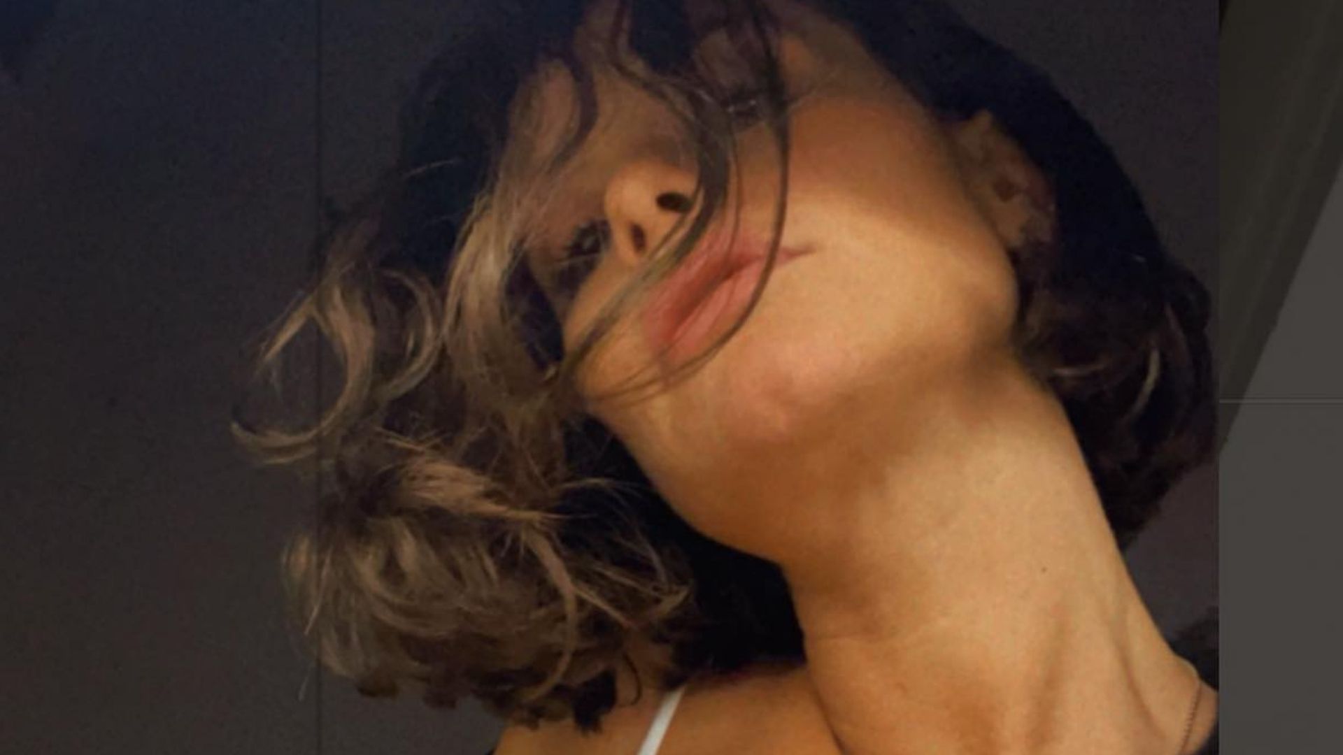 Alinne Moraes causa e publica clique sem sutiã e com decote generoso: “Deslumbrante”