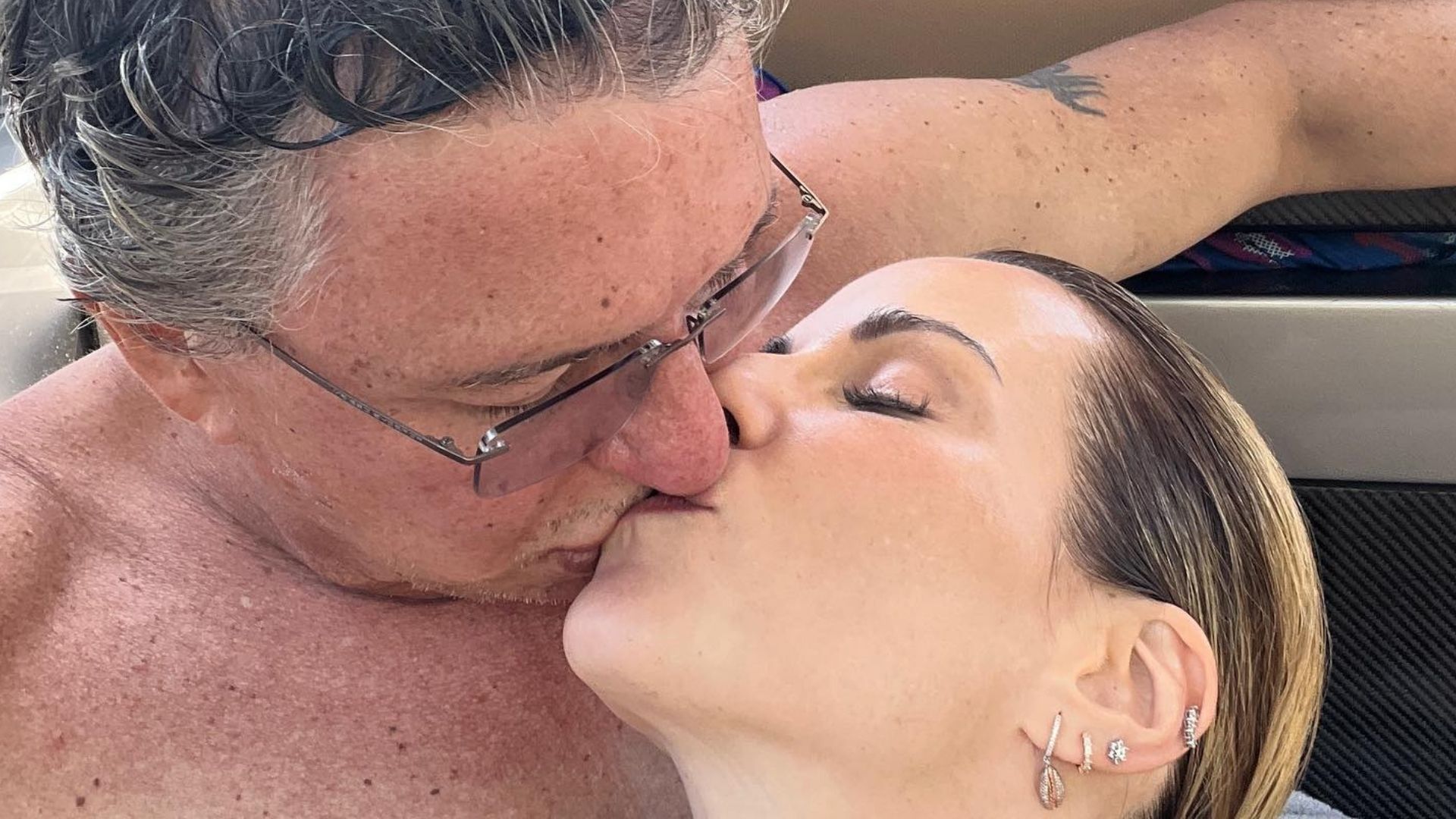 Ana Furtado dá beijão em Boninho e faz declaração arrebatadora: “Ao seu lado”