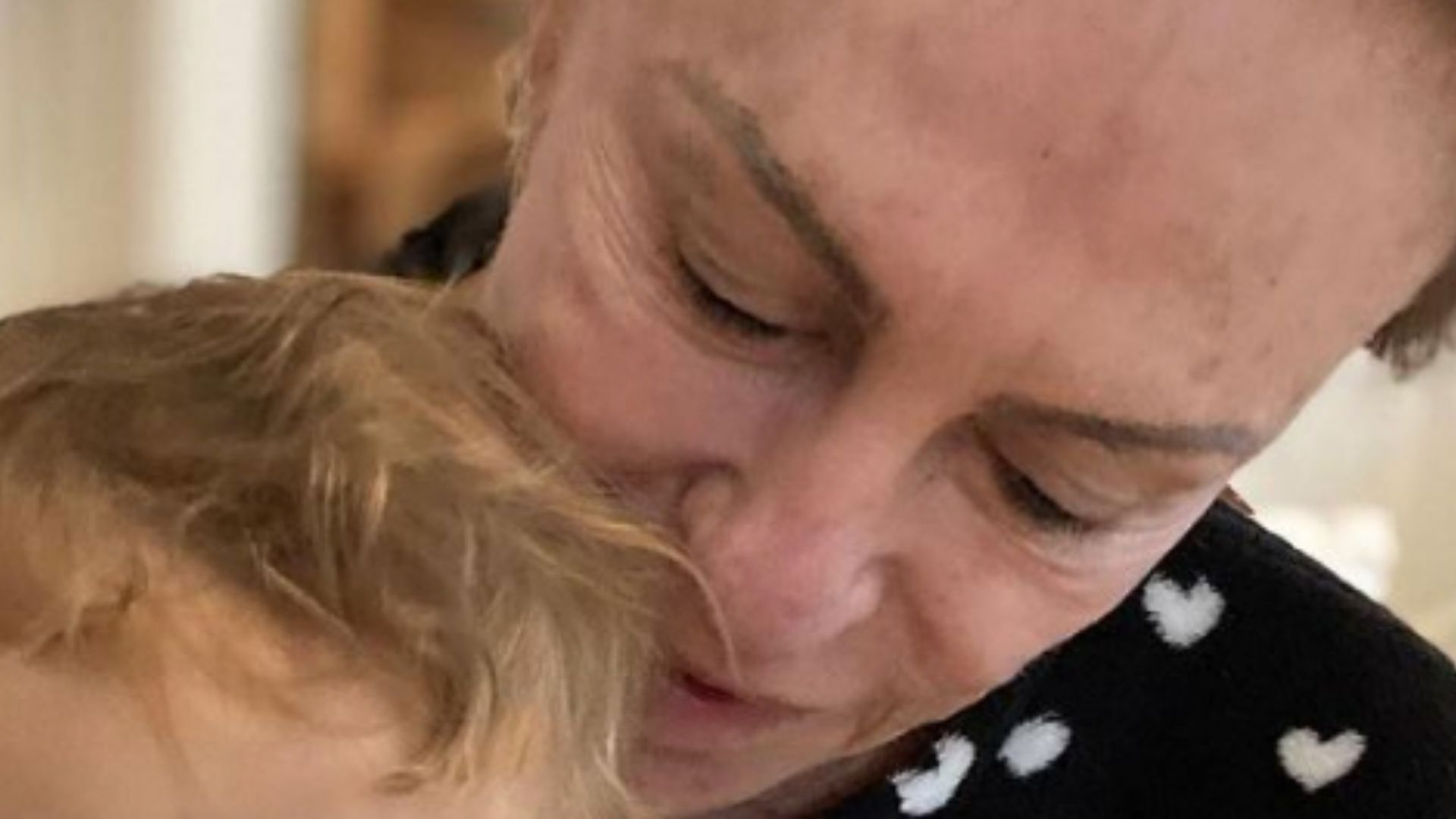 Aos 73 anos. Ana Maria Braga surge sem maquiagem em clique com o neto: “Amor”