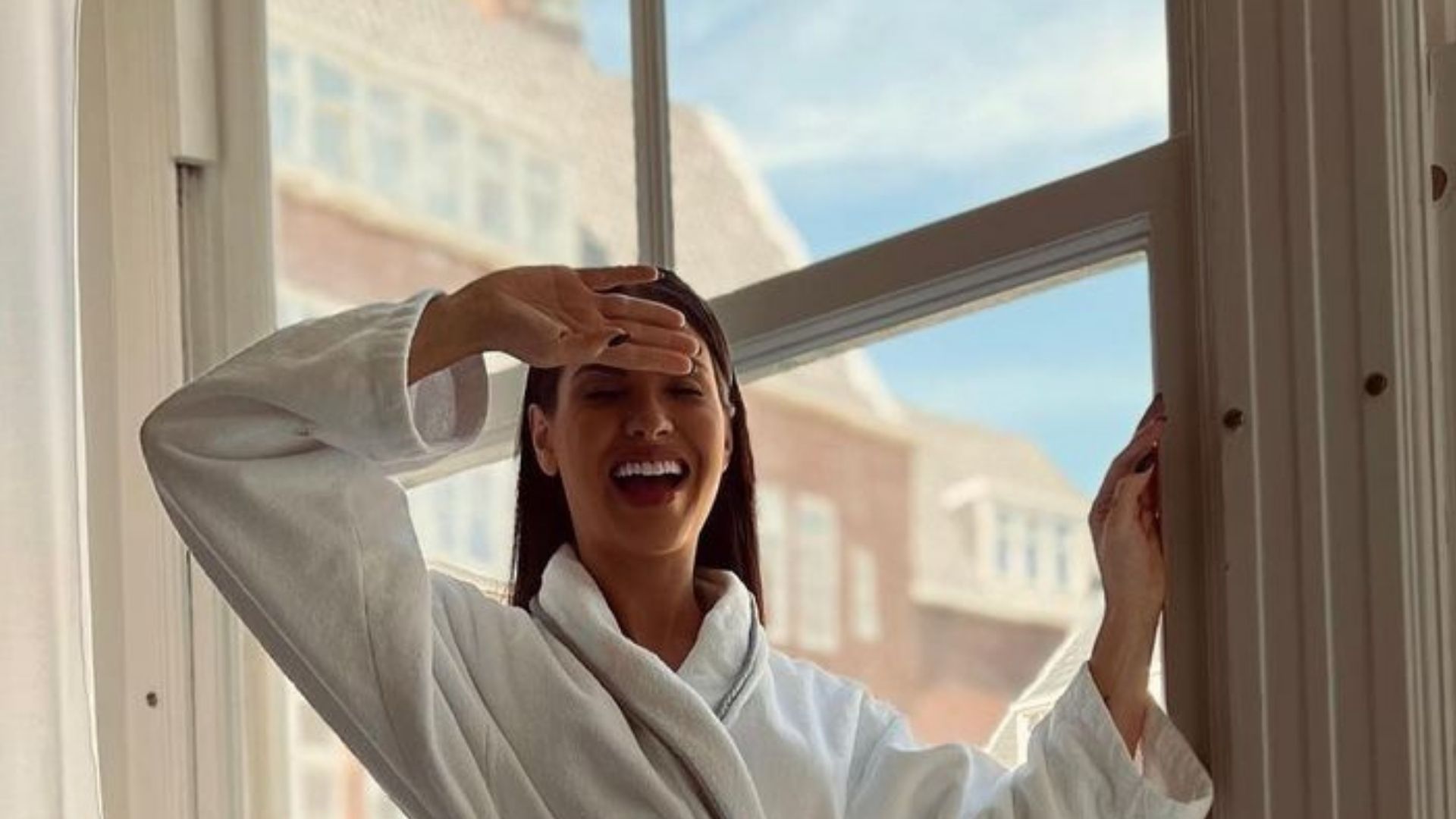 Andressa Suita cruza as pernas de roupão e quase mostra demais: “Dei zoom”