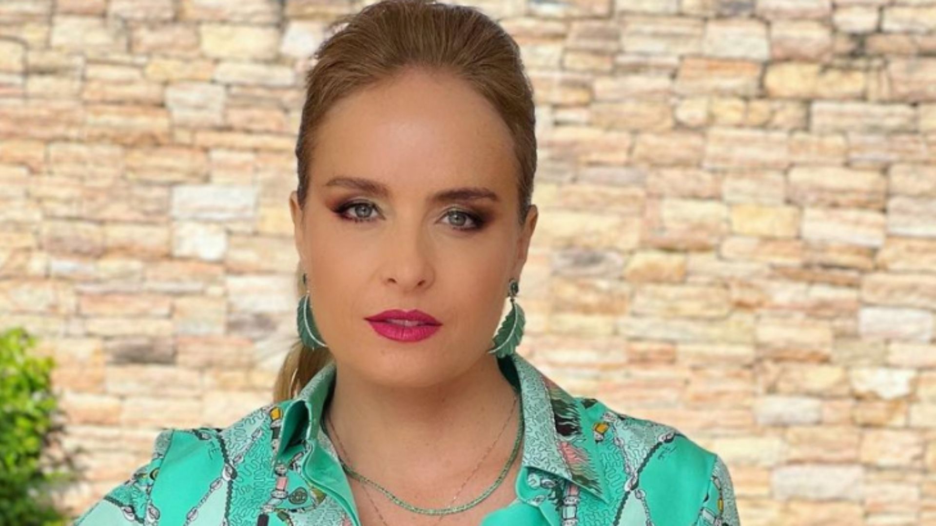 Tá podendo! Angélica aparece com look luxuoso e extravagante avaliado em R$ 15 mil