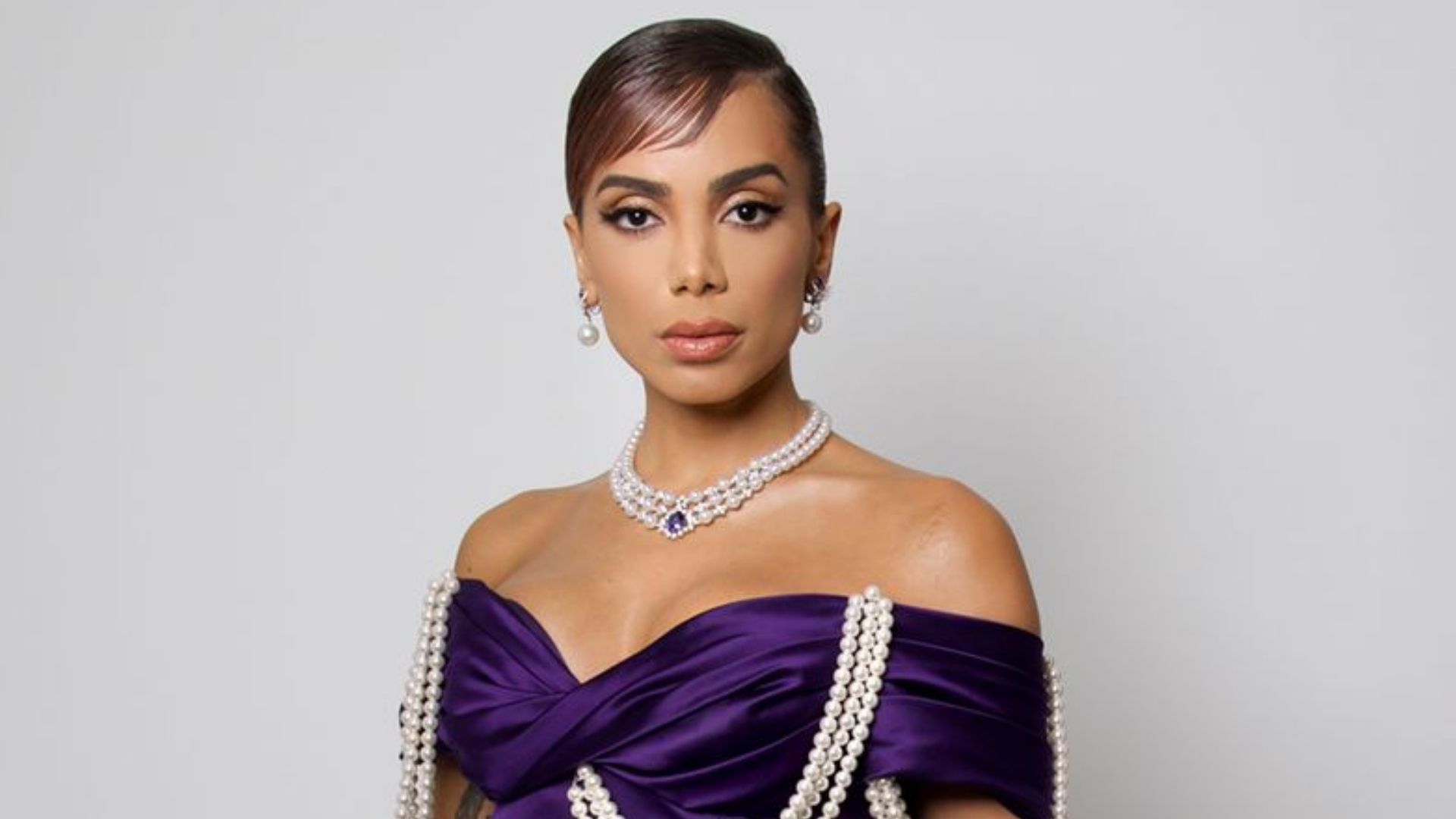 Anitta usa look exclusivo de cetim duchese com ombros caídos no Met Gala; veja detalhes