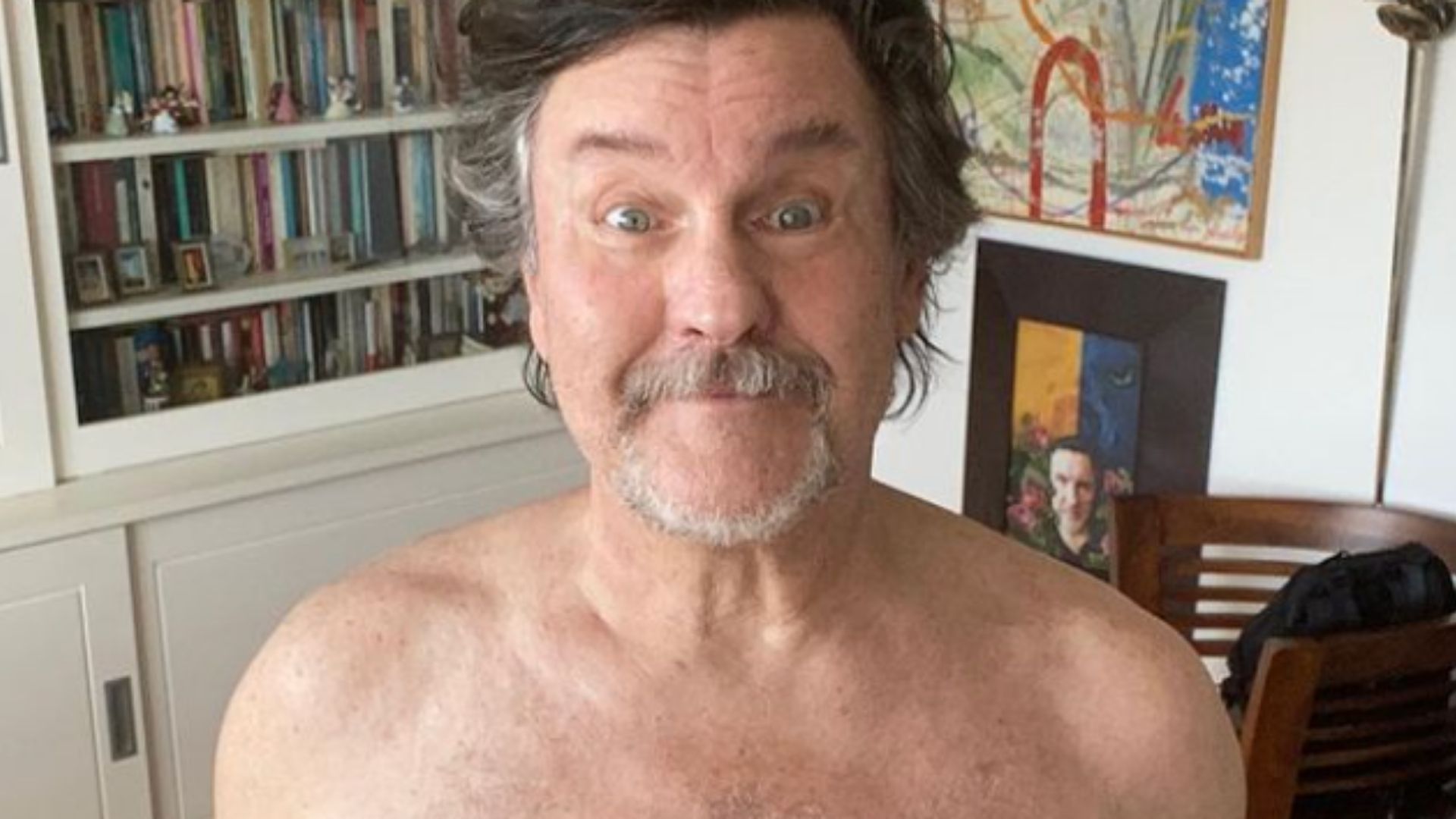 Antonio Calloni posa sem camisa aos 60 anos e impressiona fãs: “Um gato”