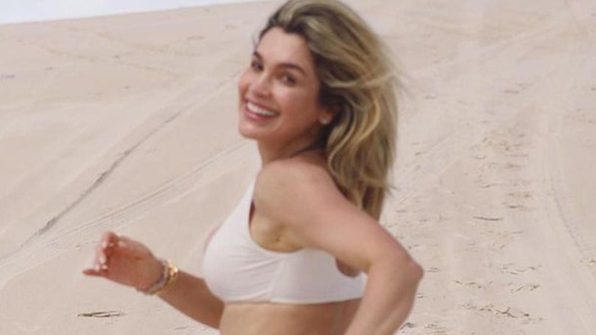 Aos 47 anos, Flávia Alessandra empina bumbum redondinho na praia e causa: “Musa”