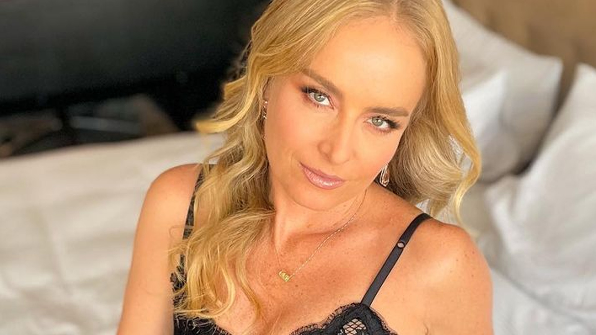 Aos 48 anos, Angélica aposta em vestido rendado e fenda revela pernões: “Igual vinho”