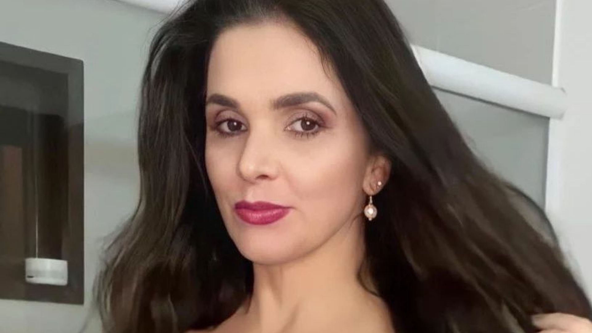 Aos 49 anos, Luiza Ambiel causa com lingerie ousada e decotão absurdo: “Deusa”