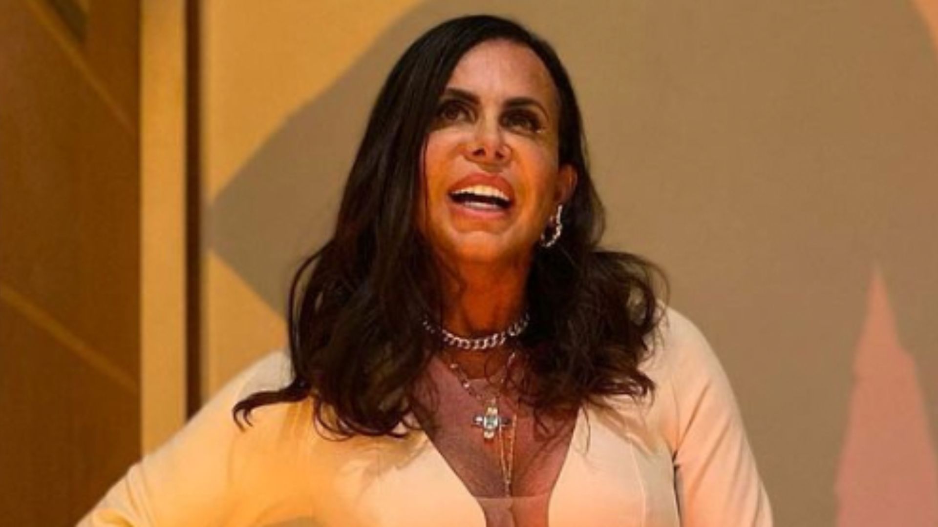 Aos 62 anos, Gretchen posa de vestidinho com decote transparente: “Inspiração”