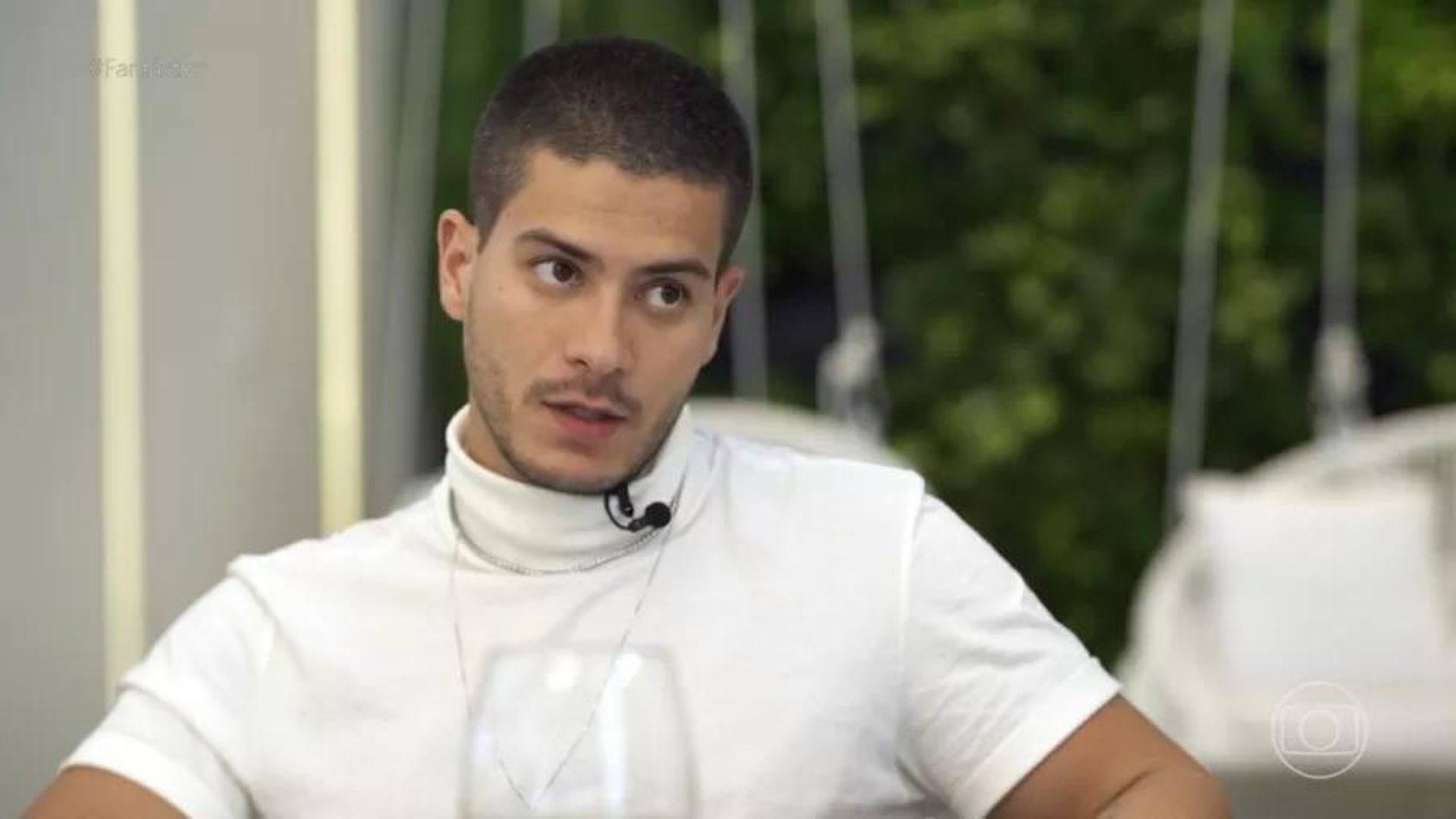 Declaração de Arthur Aguiar no Fantástico vira piada na web: “Que autoestima”