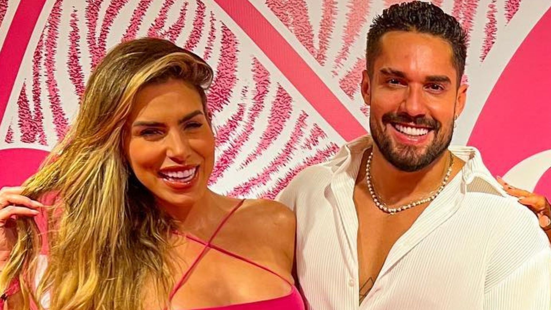 Mas já? Bil Araújo e Erika Schneider reatam namoro após duas semanas separados