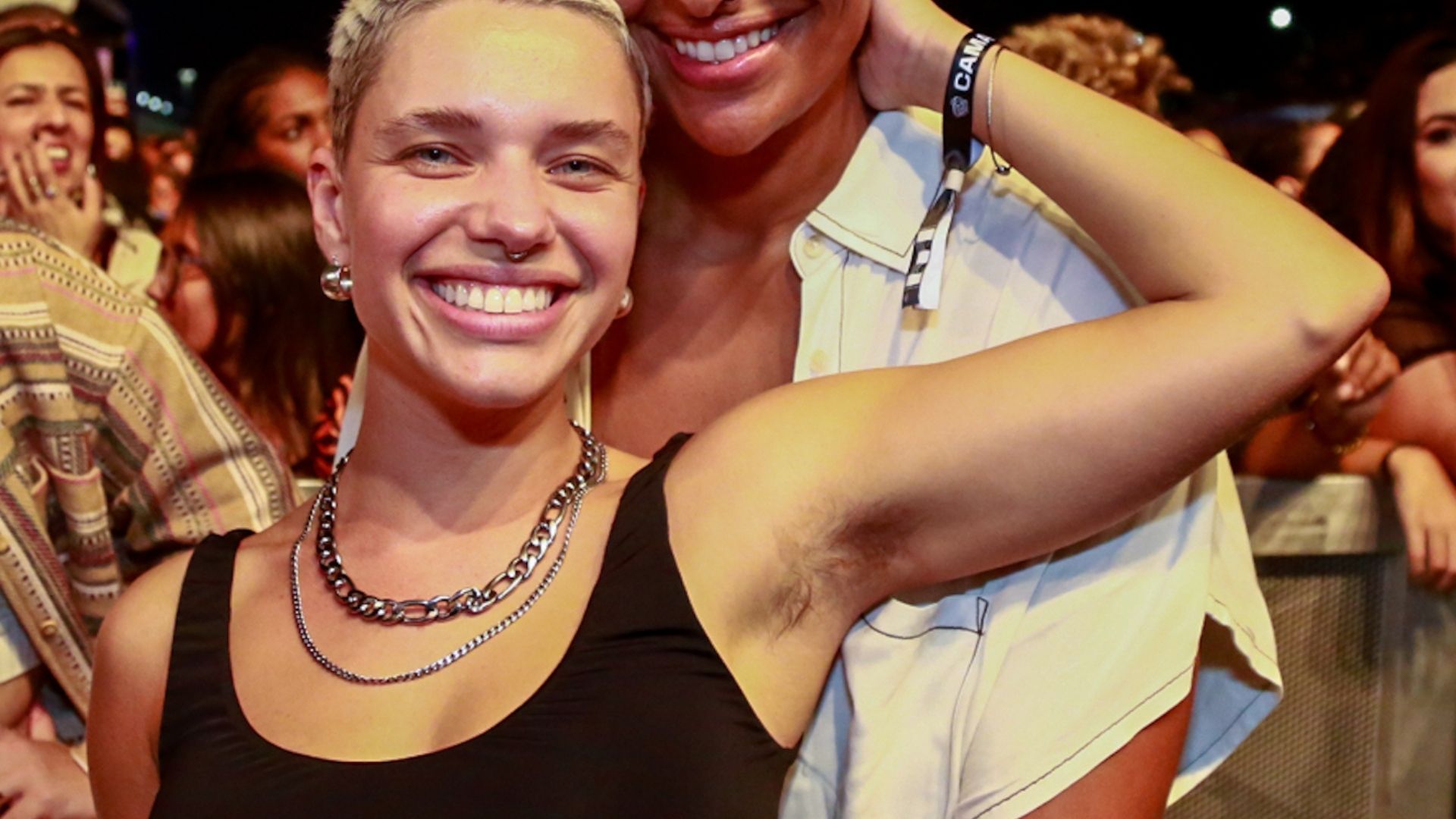 Bruna Linzmeyer surge agarradinha com a namorada em momento raro em show