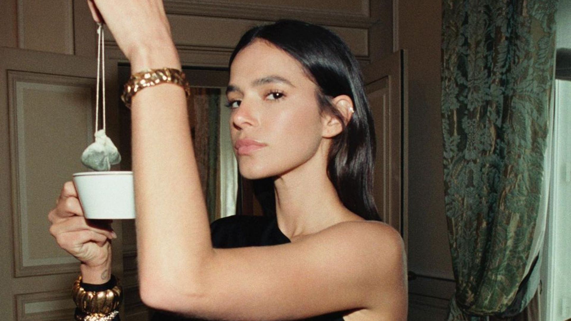 Bruna Marquezine ostenta abdome definido em look de grife e fãs babam: “Musa”