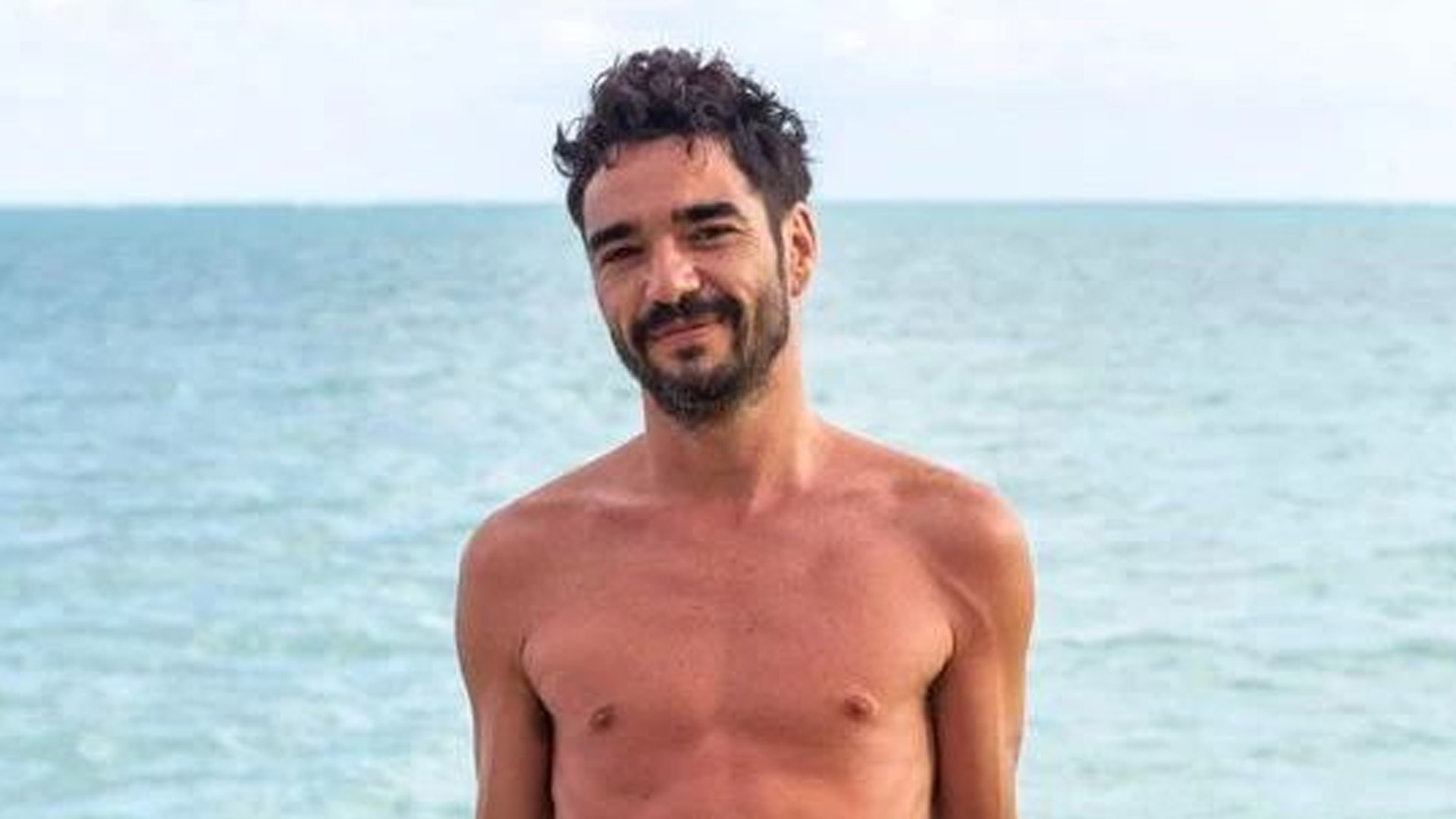 Caio Blat tira a roupa e atiça seguidores ao posar nu: “Longa extensão”