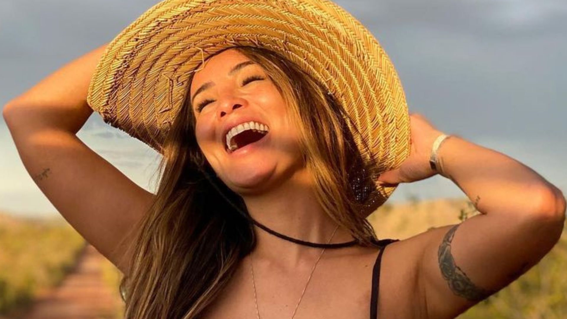 Carol Nakamura sensualiza de vestidinho após polêmica: “Que o sol volte a brilhar”