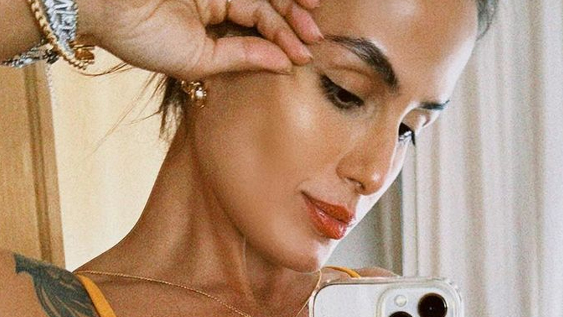 Ex-BBB Carol Peixinho posa com decote no limite: “Simplesmente perfeita”