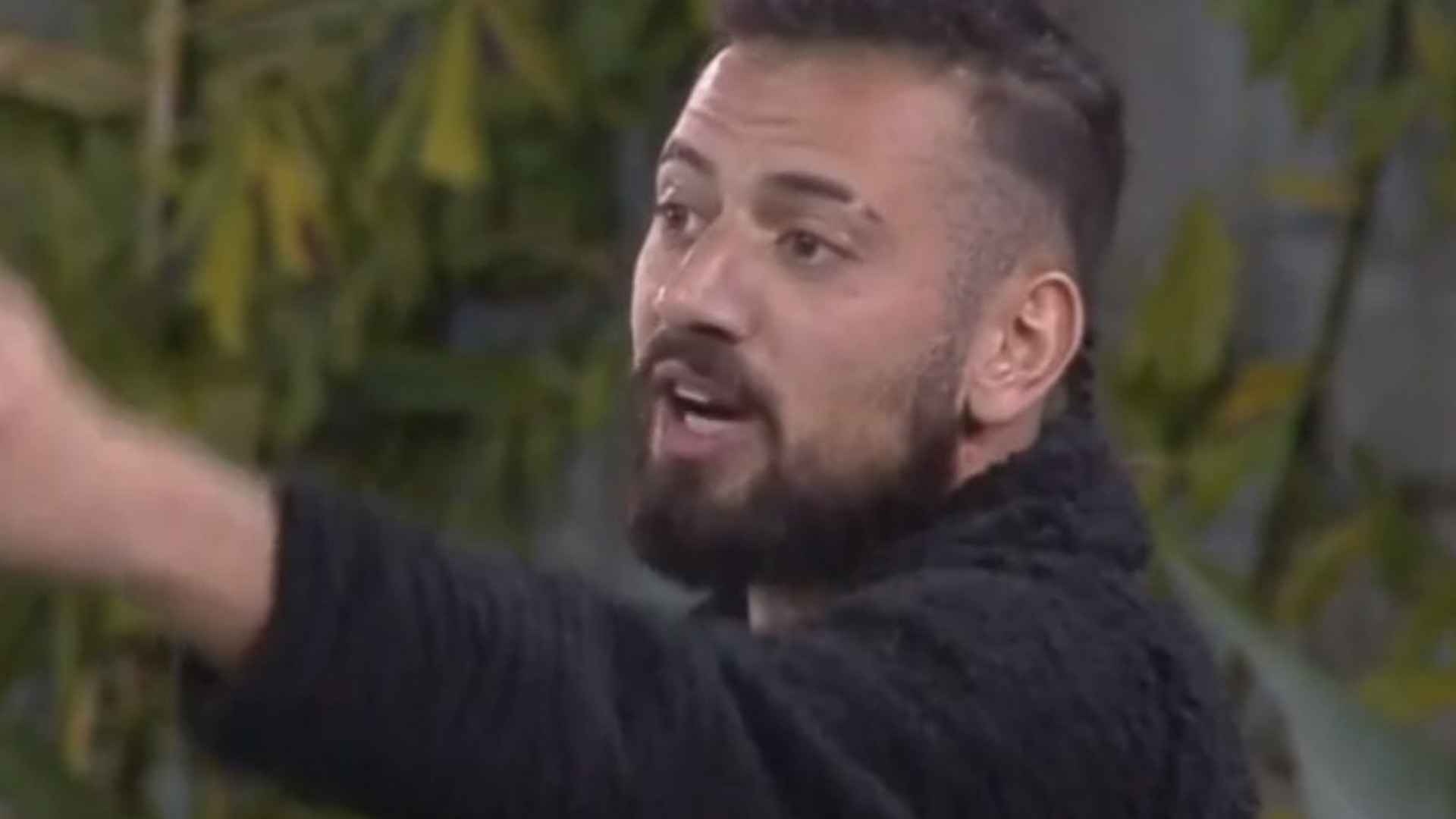 Power Couple: Cartolouco destrói cenário durante briga e grita: “Se matem”