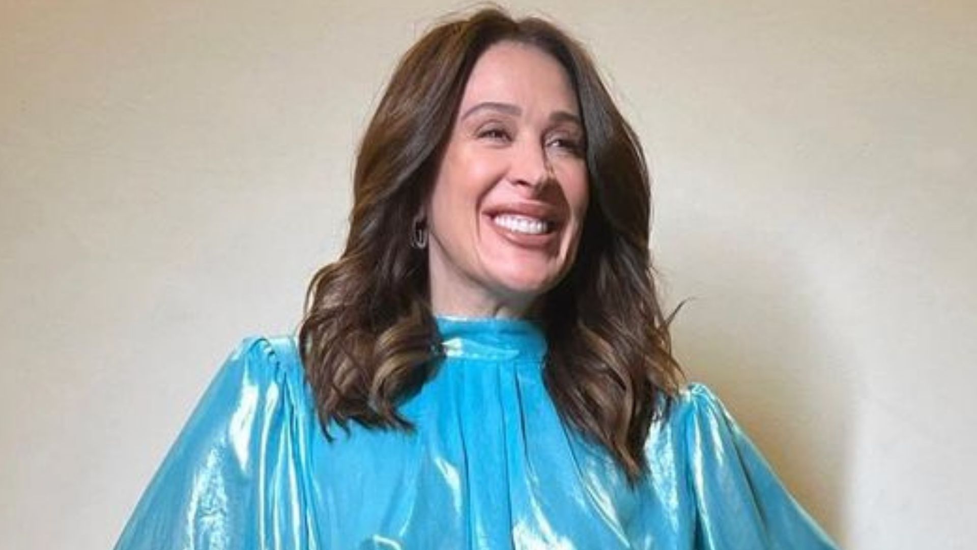 Aos 55 anos, Claudia Raia deixa pernões à mostra em vestido chamativo: “Soberana”