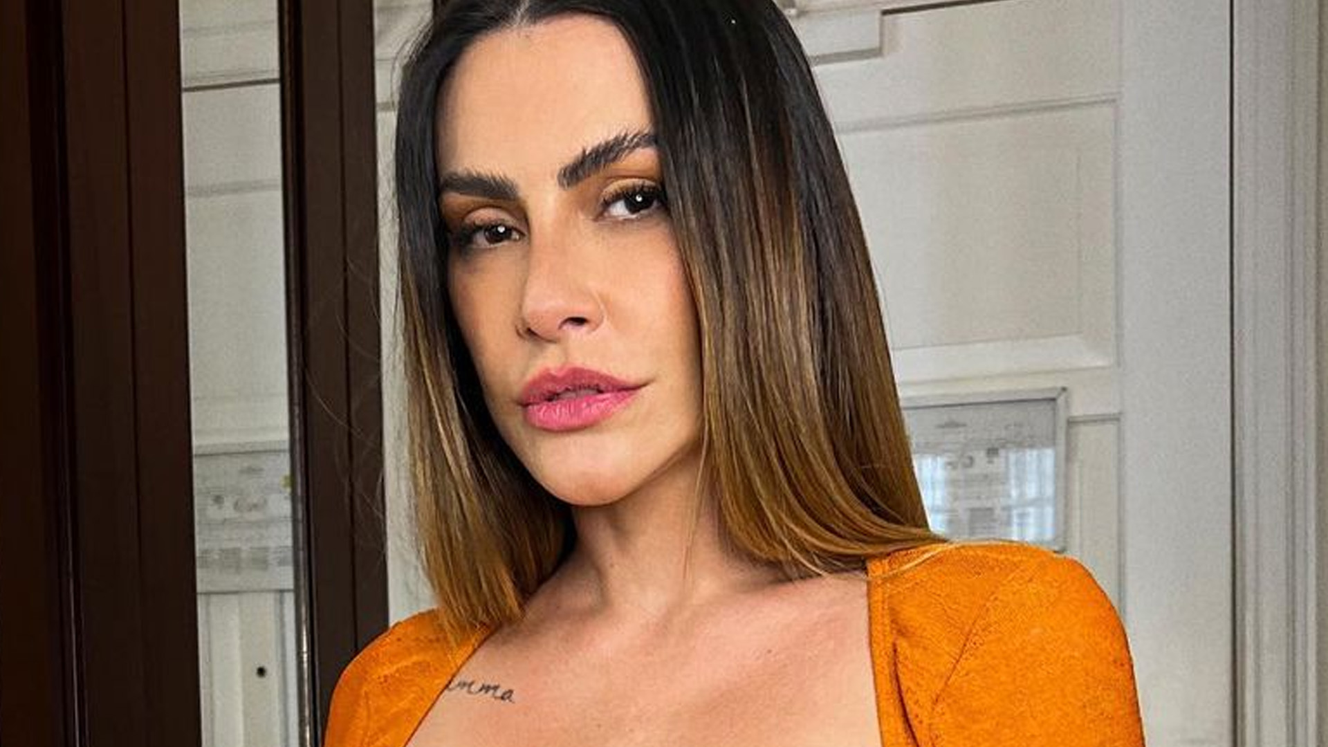 Cleo exibe corpão impecável de vestido com recorte estratégico nos seios: “Perfeita”