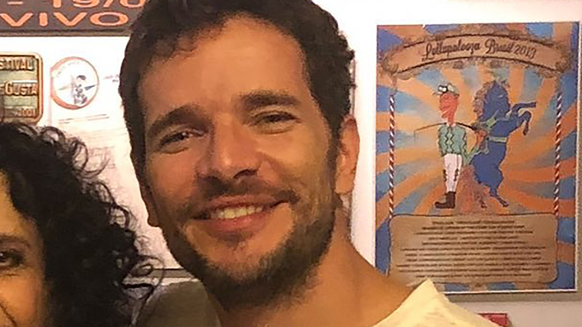 Daniel de Oliveira surge irreconhecível após mudança radical no visual; veja fotos