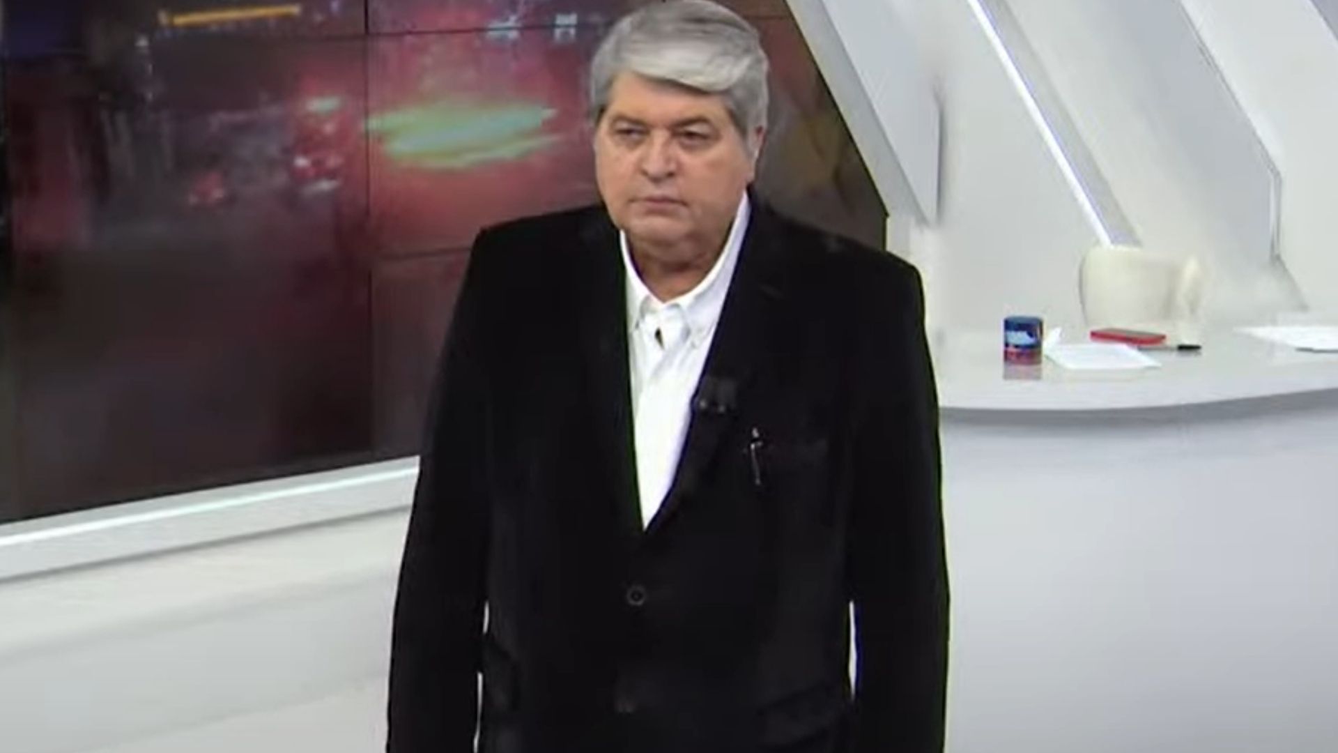 Datena sente nojo de noticia, dá cusparada ao vivo e explode: “É um m*rda mesmo”