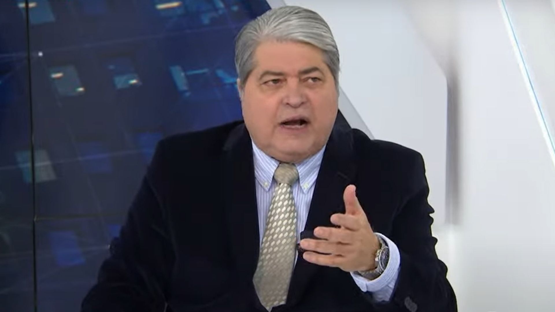 Datena interrompe programa e esculacha equipe ao vivo: “Falando no meu ouvido”